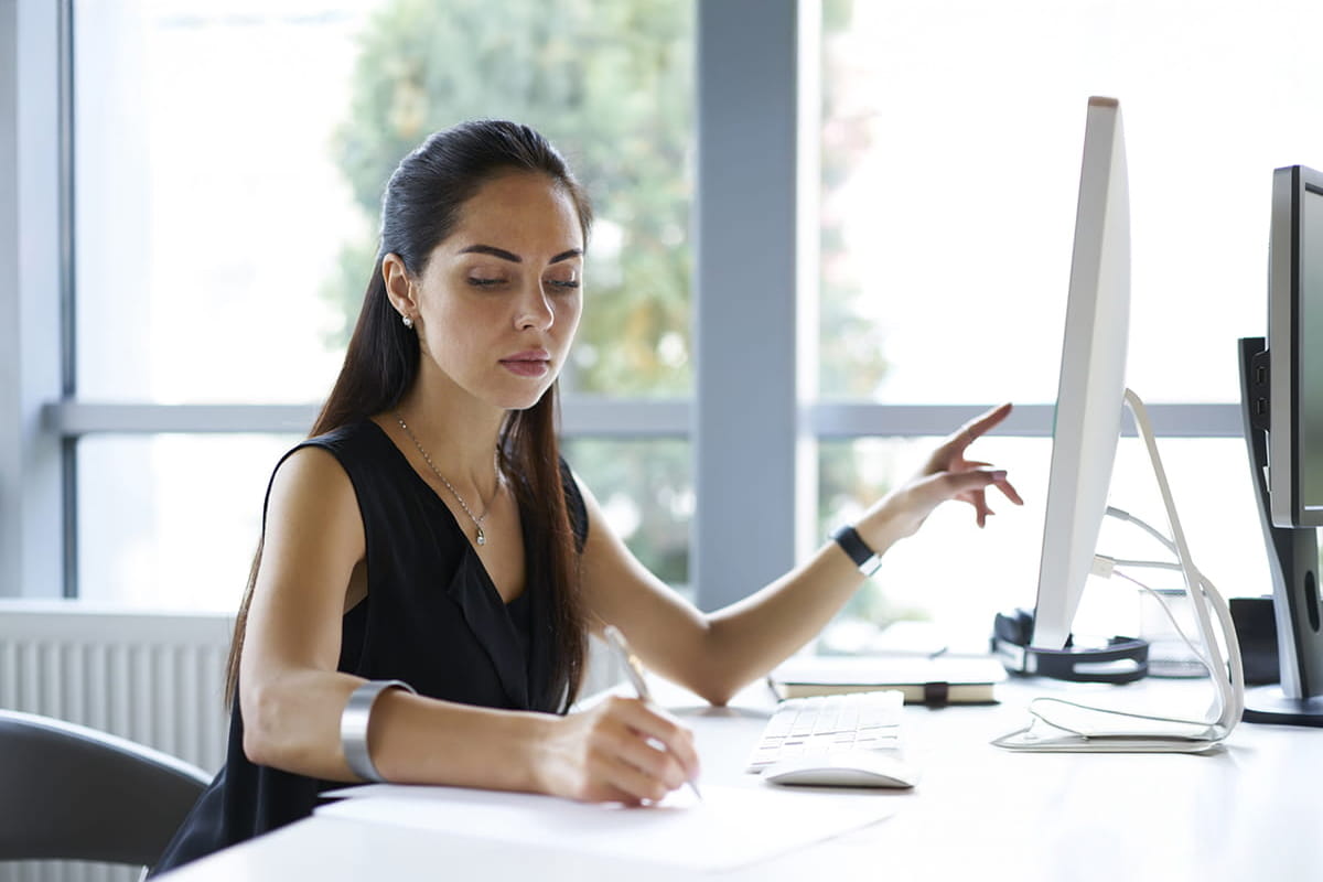Business woman on computer